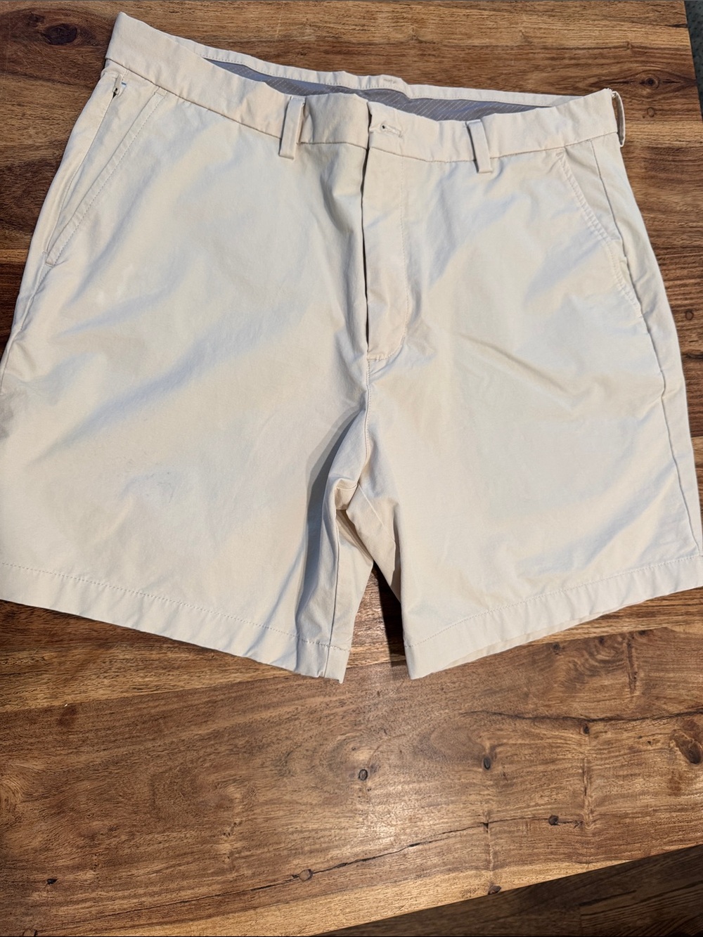 Vineyard vines men’s performance on the go shorts – stone khaki – 7 inch